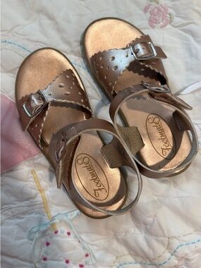 FootMates Girls Metallic Rose Sandal with Scalloped Straps